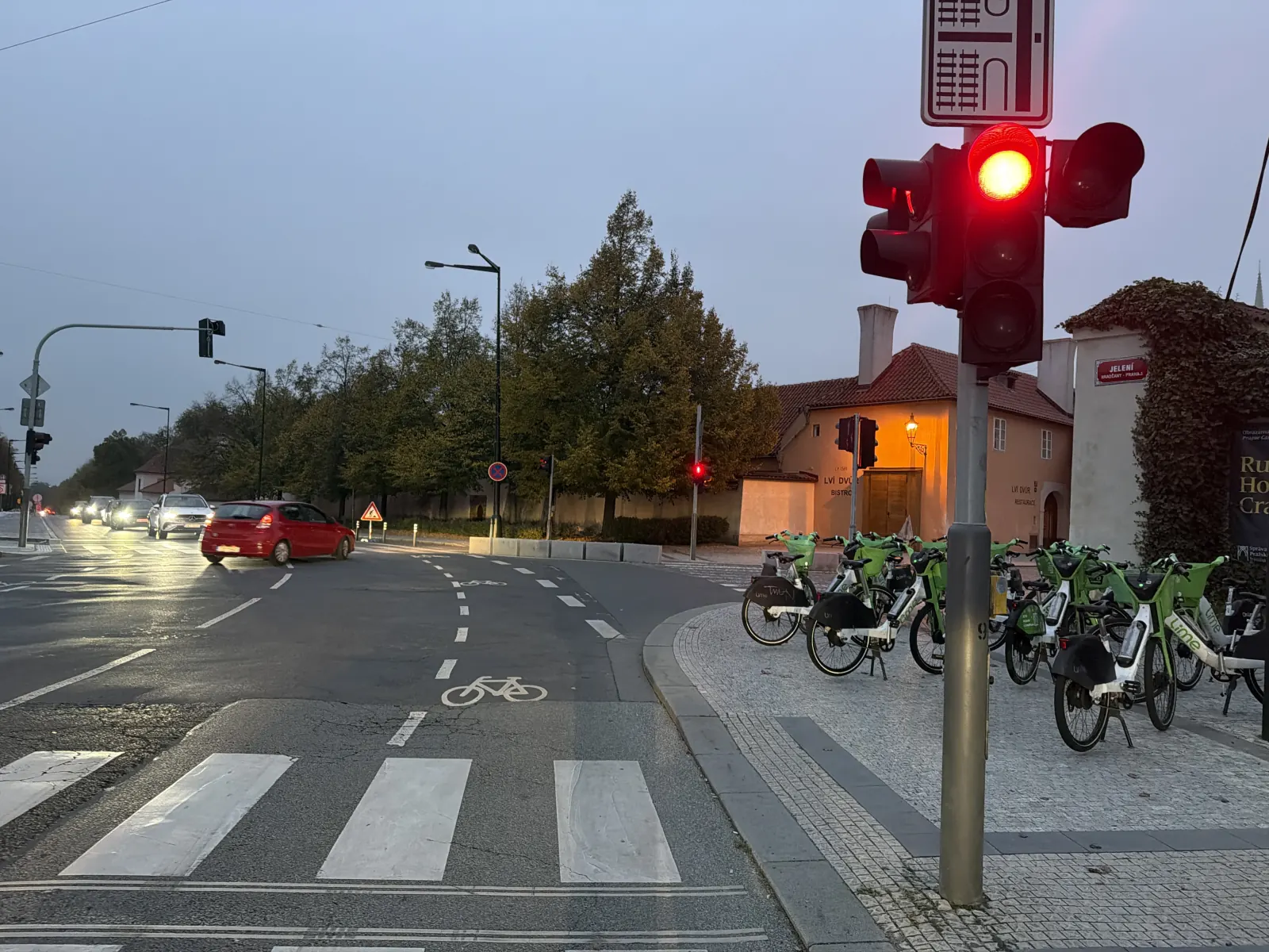 Červený semafor v Jelení ulici na Hradčanech, sdílená kola a světla aut
