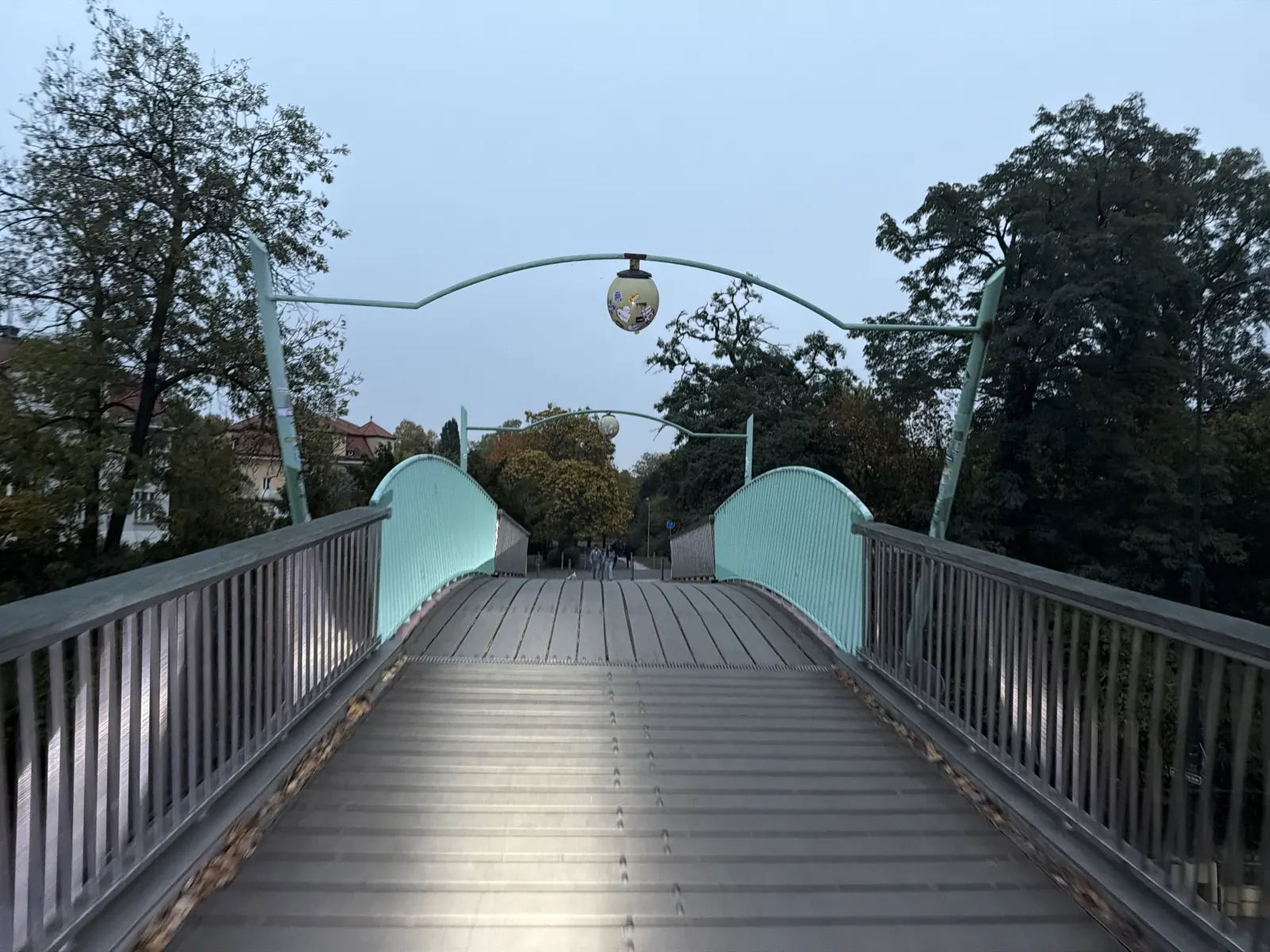 Lávka se zeleným zábradlím na cestě směrem na Letnou.