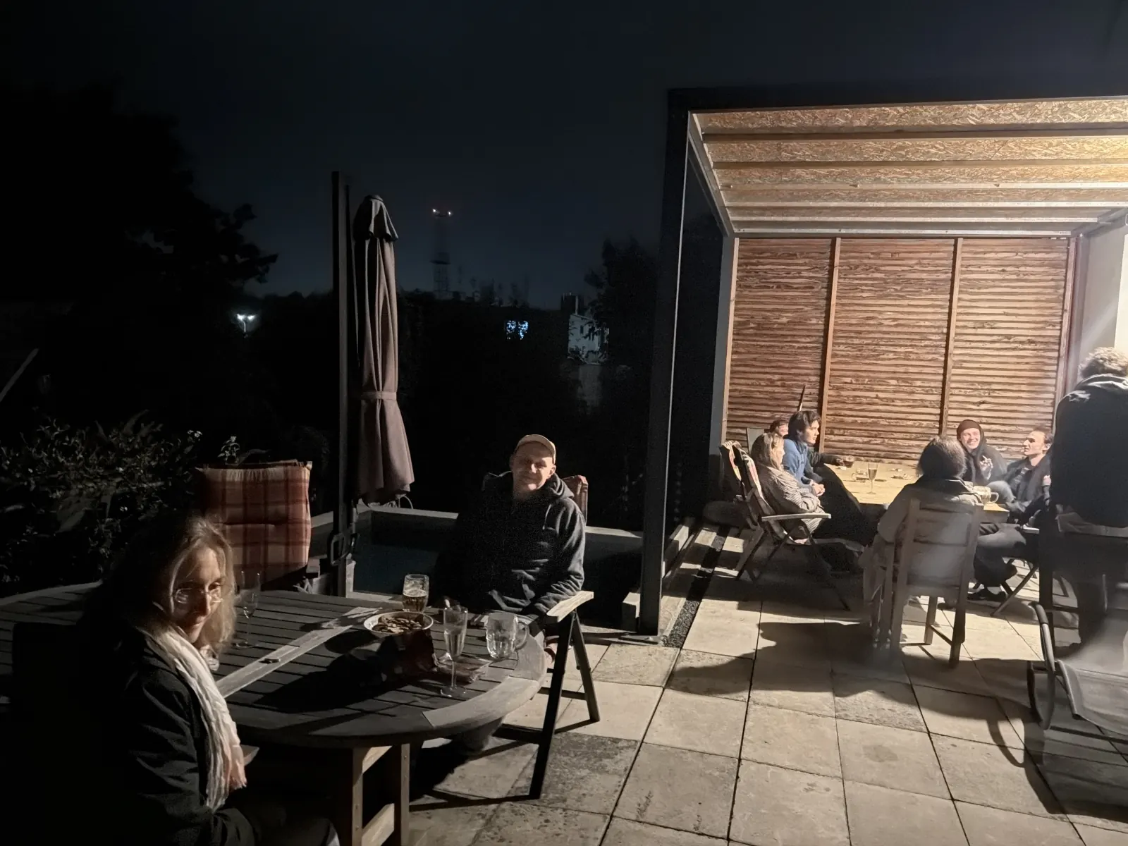 Večerní posezení s přáteli na terase.