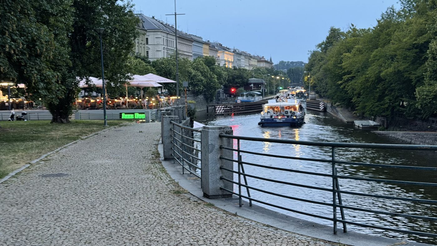 Náplavka a Jazz Dock s výletní lodí